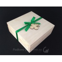 Dárková krabička dřevěná, čtvercová 17,3 x 17,3 x 7 cm S PŘÍVĚSKEM / RŮZNÉ VARIANTY