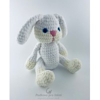 Háčkovaný bílý minky zajíc
