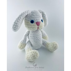 Háčkovaný bílý minky zajíc