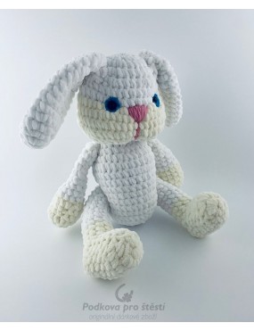 Háčkovaný bílý minky zajíc