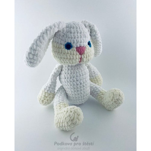 Háčkovaný bílý minky zajíc