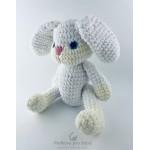 Háčkovaný bílý minky zajíc