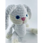 Háčkovaný bílý minky zajíc