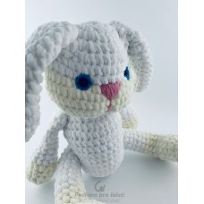 Háčkovaný bílý minky zajíc