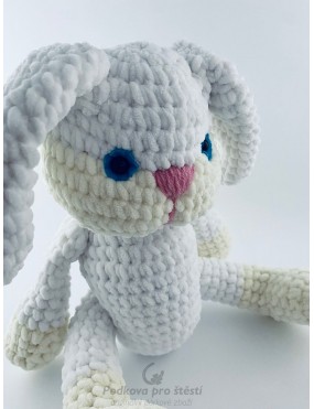 Háčkovaný bílý minky zajíc