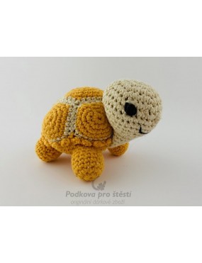 Háčkovaná žlutá želva