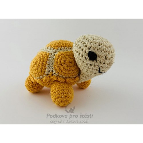 Háčkovaná žlutá želva