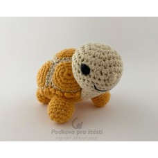 Háčkovaná žlutá želva
