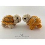 Háčkovaná žlutá želva
