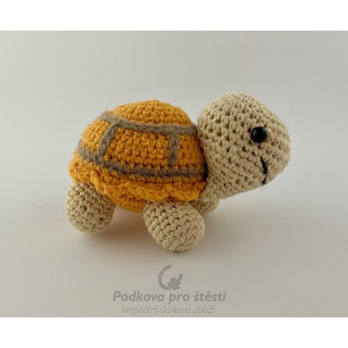 Háčkovaný žlutý želvák
