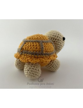 Háčkovaný žlutý želvák