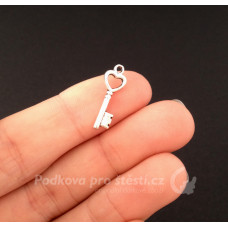 Přívěsek kovový 6x18 mm – klíček srdíčko