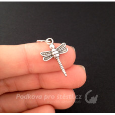Přívěsek kovový 13x20 mm – vážka