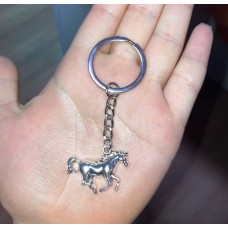 Přívěsek na klíče, běžící kůň
